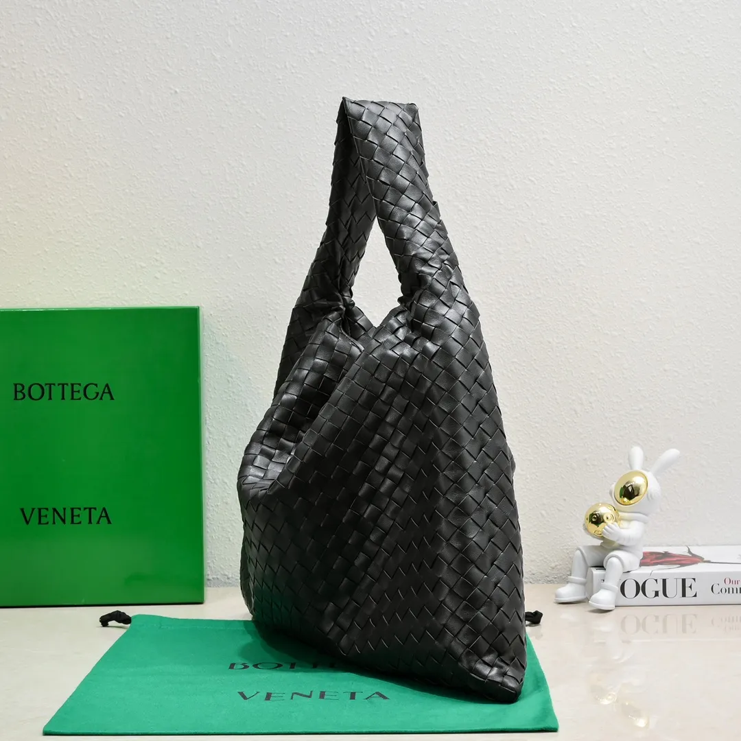 Batch 2160 #Bv New large HOP bag, the bag body and handles are made of a whole piece of woven leather. The bag body is soft and lazy. Hop symbolizes the praise of innovation and eternal craftsmanship [love]. The pyramid silhouette combines practicality and fashion. Modern and casual, the bag mouth is double-sided closed design, more convenient and safe! The cowhide texture also makes the bag more wear-resistant and durable. A must-have for fashionable ladies who like minimalism yet comfortable and casual! Size: 54x24x13, Model: 3970#